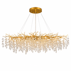 Lustre cristal linéaire doré suspendu au-dessus d'une grande table de salle à manger