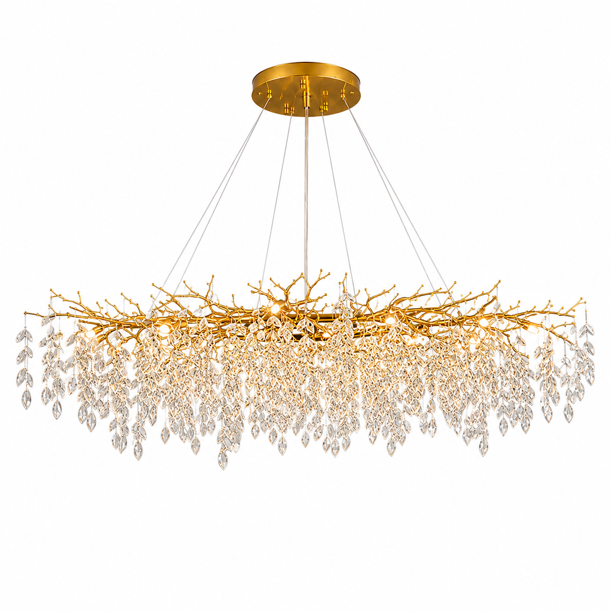 Lustre cristal linéaire doré suspendu au-dessus d'une grande table de salle à manger