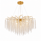 Grand lustre à pampilles de cristal doré de 80 cm suspendu dans un salon spacieux