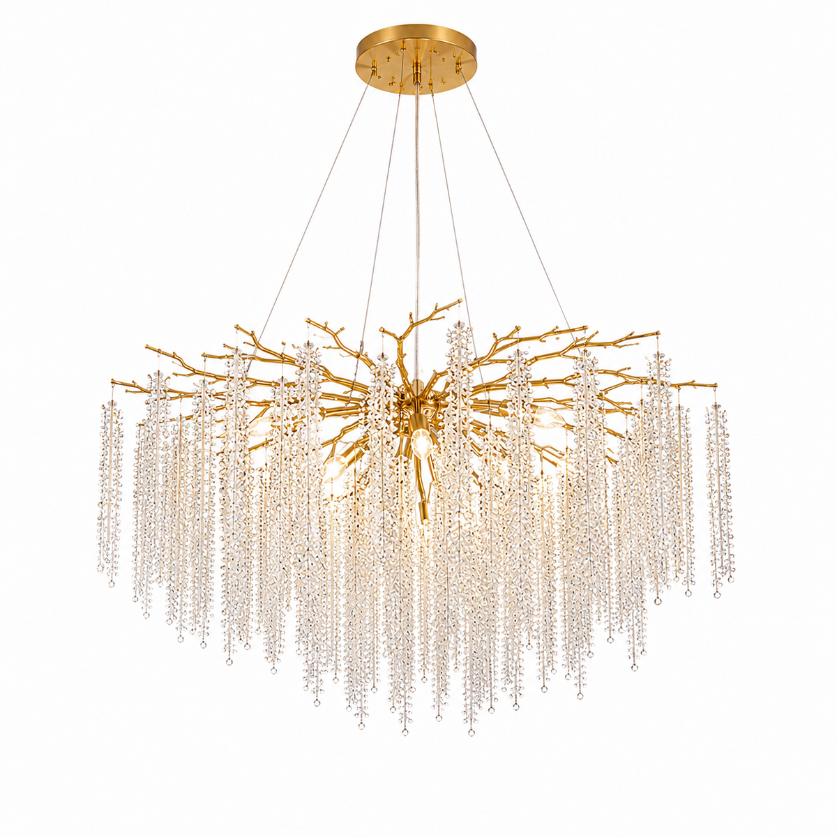 Grand lustre à pampilles de cristal doré de 80 cm suspendu dans un salon spacieux