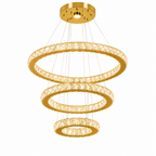 Lustre cristal LED à trois anneaux dorés suspendu dans un salon moderne