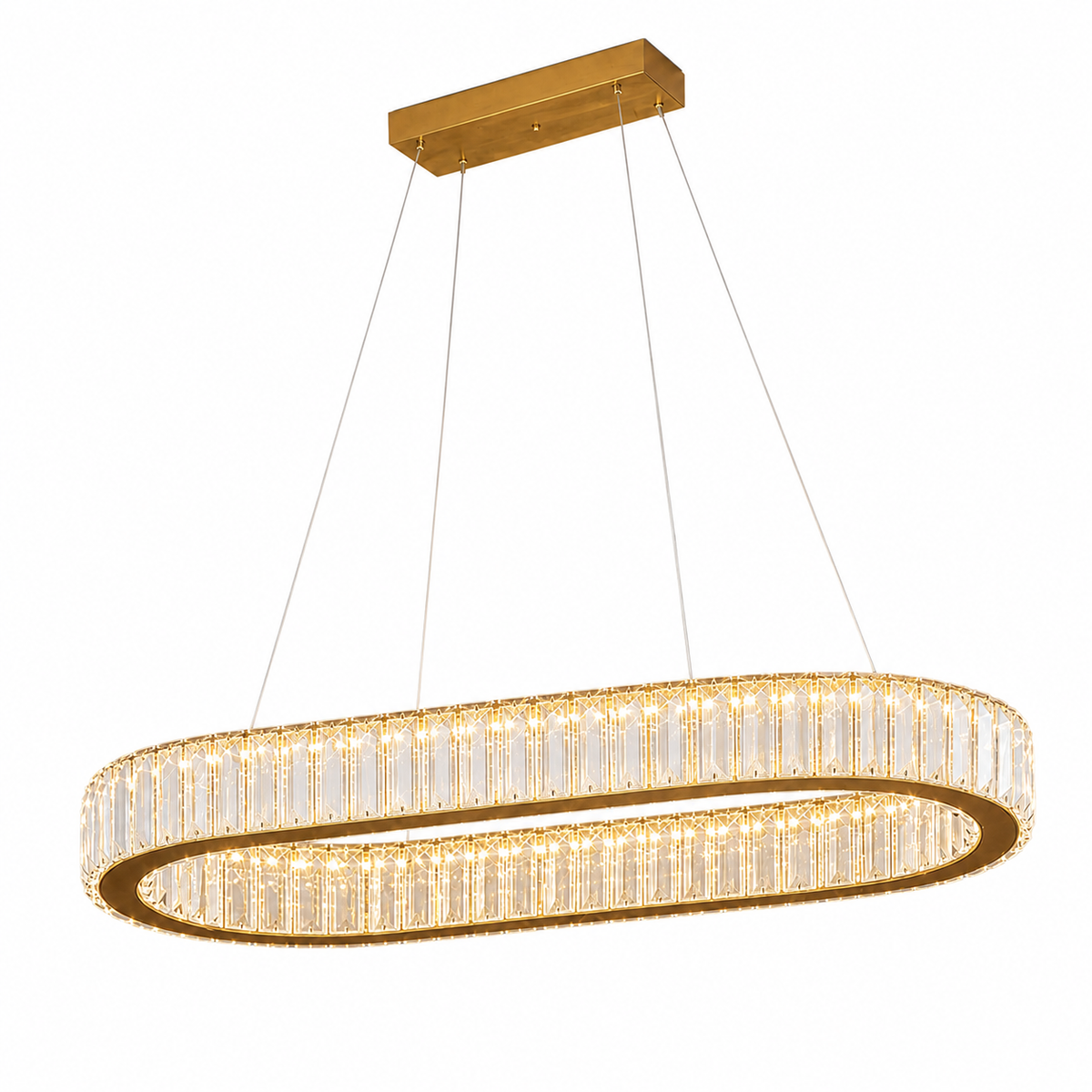 Lustre cristal ovale LED doré au-dessus d'une table de salle à manger