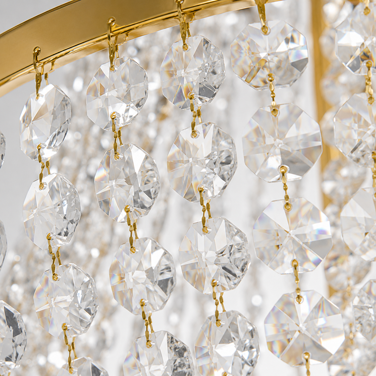 Lustre Empire en cristal doré Compiègne suspendu dans une salle à manger