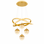 Lustre LED moderne en cristal, structure dorée et noire, dans un salon contemporain