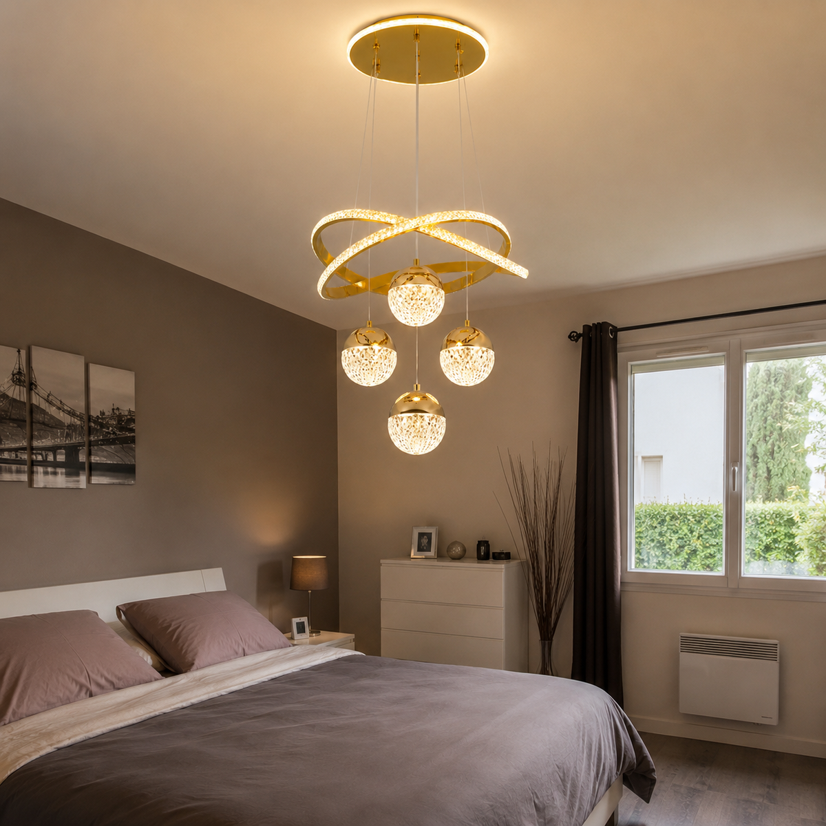 Lustre LED Chambord doré dans un salon contemporain