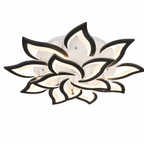 Plafonnier noir mat en forme de fleur de lotus au plafond d'un salon moderne