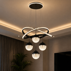 Lustre LED moderne Chambord en cristal, finition noire, dans un salon