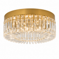 Plafonnier cristal LED doré fixé au plafond d'un salon moderne